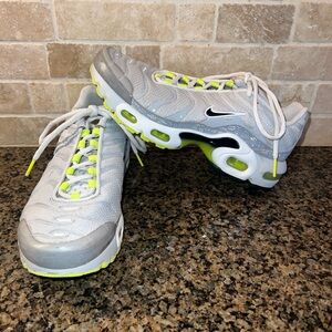 Nike Light Gray and Neon Yellow Sneakers! Very good condition